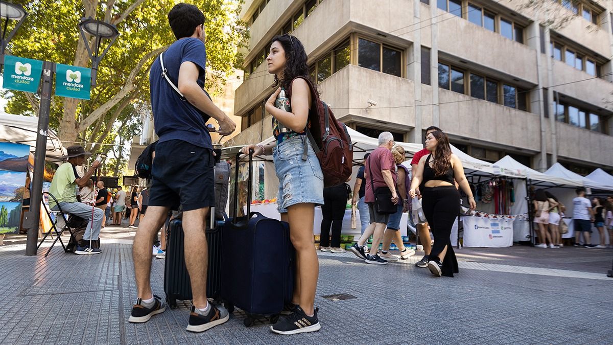 Los turistas se concentran en San Martín y Garibaldi para pedir información. Los turistas se concentran en San Martín y Garibaldi para pedir información.