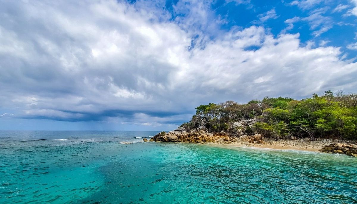 Isla Barú es una península al sur de Cartagena, Colombia. Isla Barú es una península al sur de Cartagena, Colombia.
