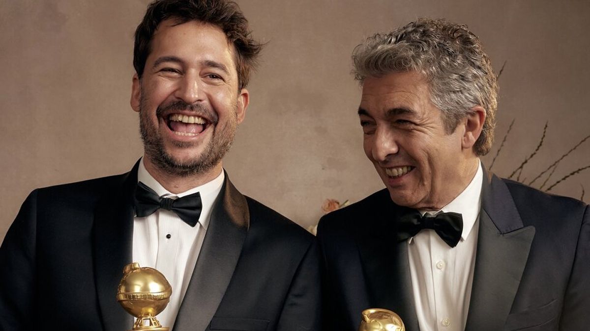 Ricardo Darín y Santiago Mitre recibieron el galardon. (Foto Gentileza: Raven Varona/Golden Globes).
