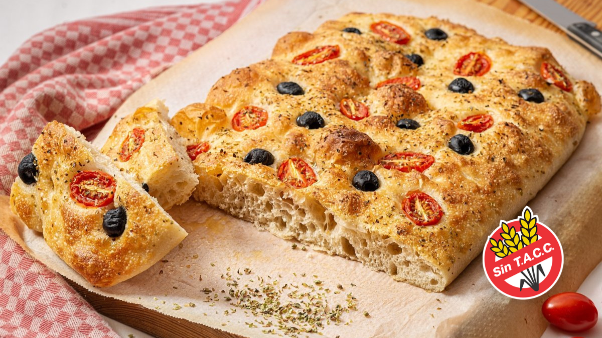 Con aceitunas negras esta focaccia sin TACC quedará verdaderamente deliciosa. Con aceitunas negras esta focaccia sin TACC quedará verdaderamente deliciosa.