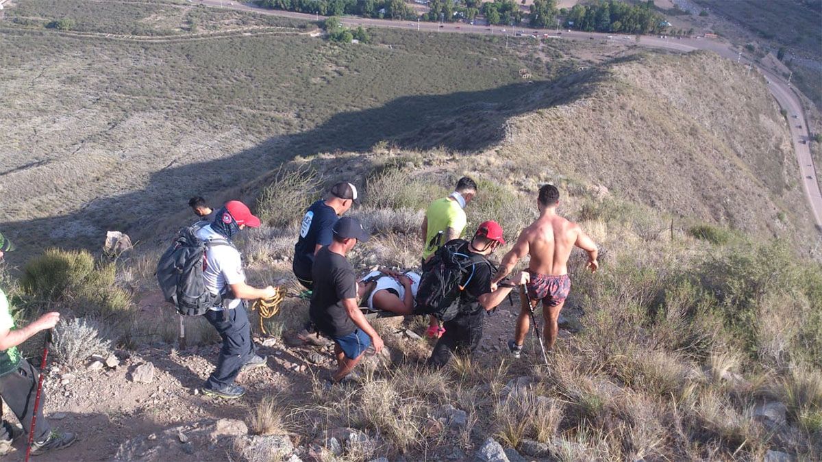 La mujer fue rescatada de un cerro en Cacheuta.