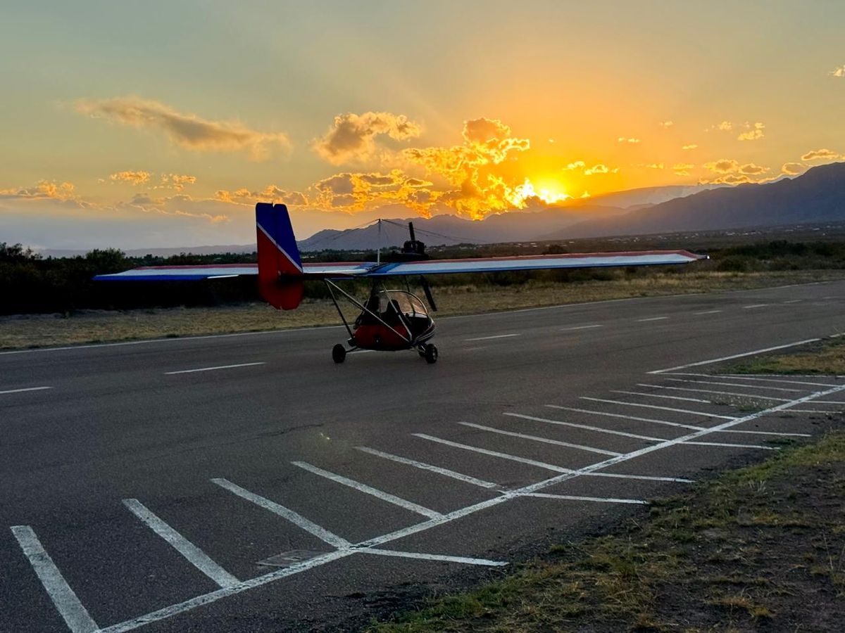 El avión ultraliviano cuya titularidad llegó a la Justicia, en pleno vuelo. El avión ultraliviano cuya titularidad llegó a la Justicia, en pleno vuelo. 