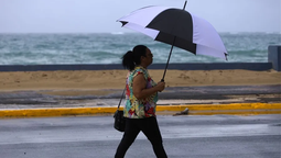 La tormenta Ernesto cuando llegó a Ocean Park, en San Juan de Puerto Rico. Crédito: EFE/ Thais Llorca