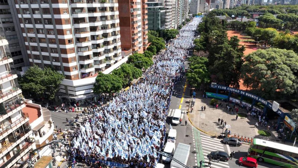 Máximo Kirchner encabezó una marcha multitudinaria de La Cámpora a Plaza de Mayo.