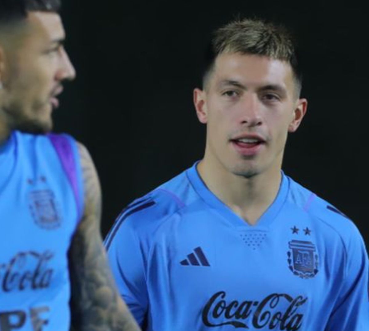 Lisandro Martínez, recuperado, se entrenó con el plantel