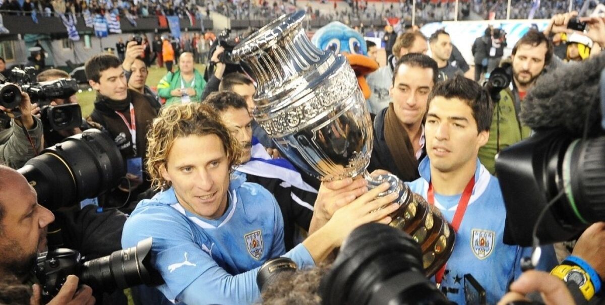Diego Forl&aacute;n y Luis Su&aacute;rez ganaron la Copa Am&eacute;rica 2011.