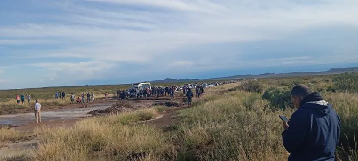 Por la crecida del río Atuel hubo que evacuar a turistas que acampaban en esa zona turística de San Rafael. Desde el sábado los caminos en ese sector están intransitables. Por la crecida del río Atuel hubo que evacuar a turistas que acampaban en esa zona turística de San Rafael. Desde el sábado los caminos en ese sector están intransitables.