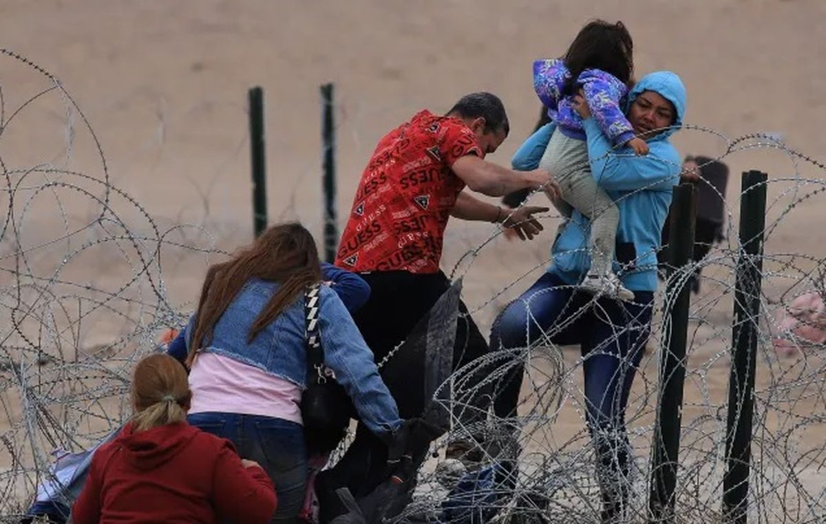 Inmigrantes cruzando la frontera desde México a Estados Unidos.