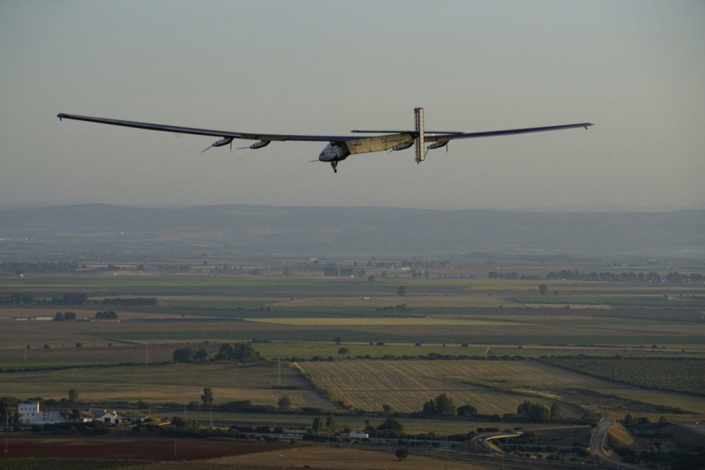 El avión solar aterrizó en España tras cruzar el Atlántico