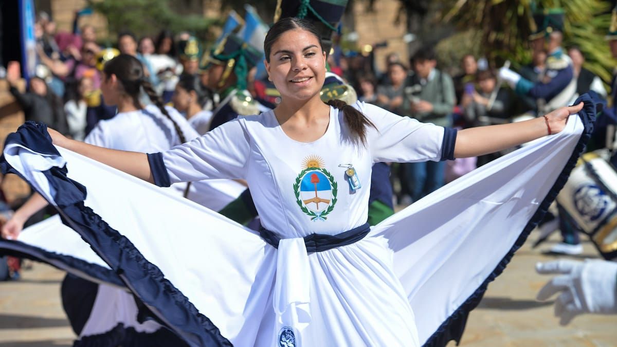 Autoridades, alumnos, docentes y turistas participaron del acto en la explanada de Casa de Gobierno. Autoridades, alumnos, docentes y turistas participaron del acto en la explanada de Casa de Gobierno.