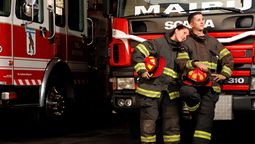 Los novios prestan servicio en el cuartel de bomberos voluntarios de Maipú.