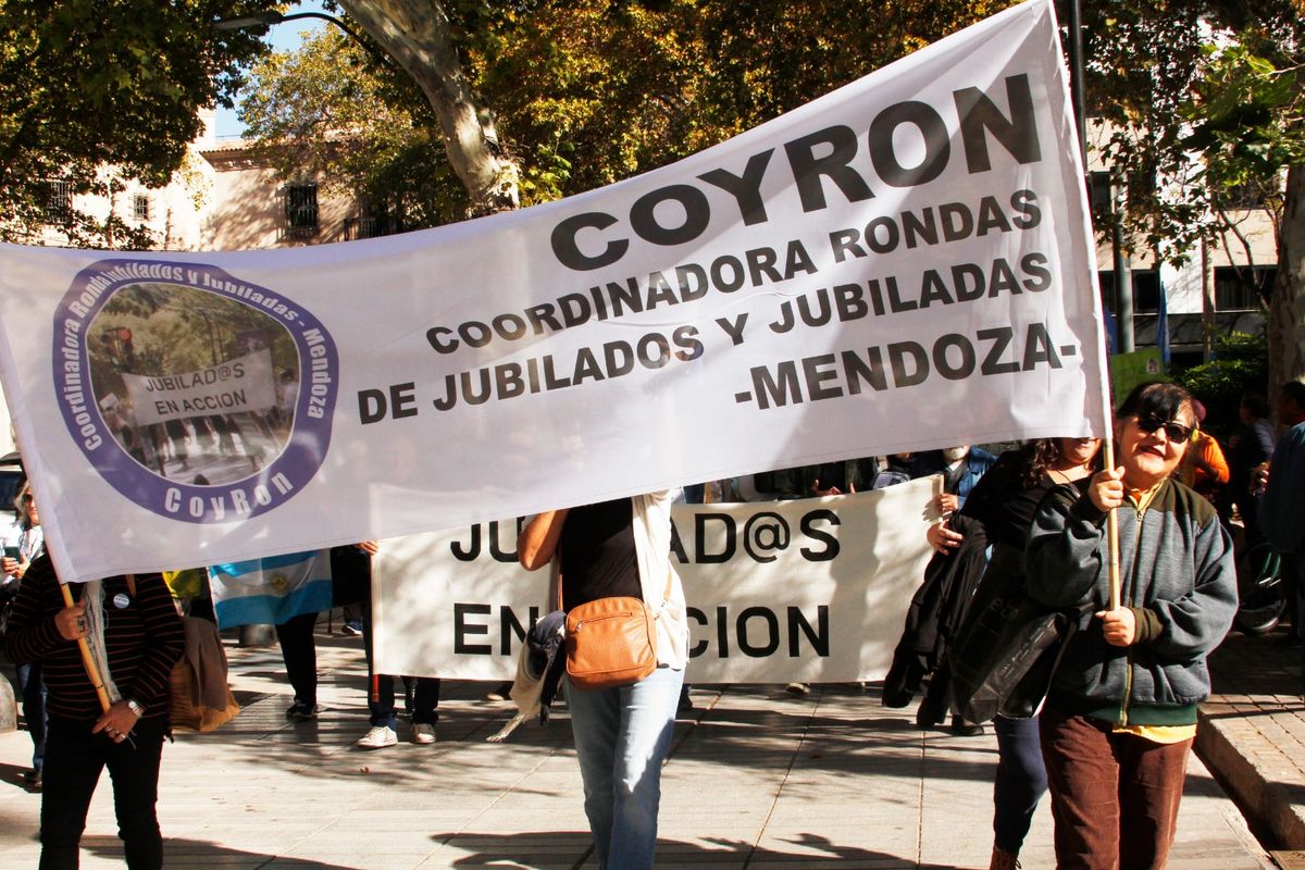 La bandera que encabeza las marchas de los jubilados. La bandera que encabeza las marchas de los jubilados.