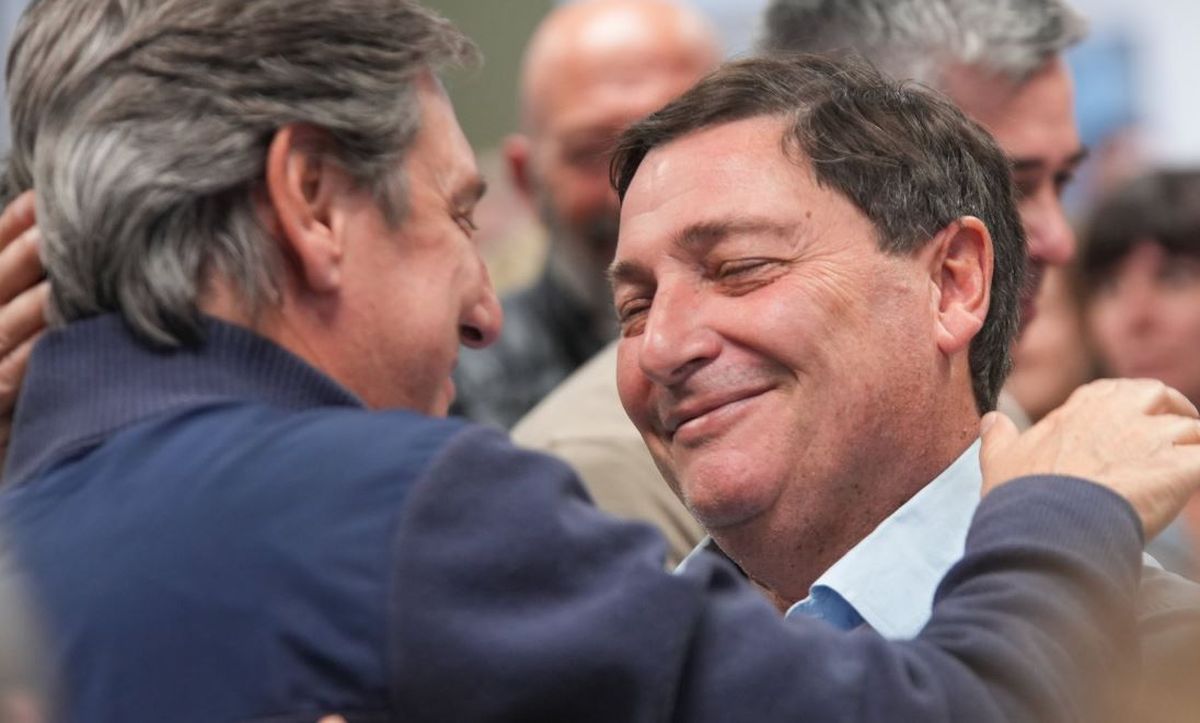 Significativo abrazo peronista: Emir Félix con Omar Parisi.