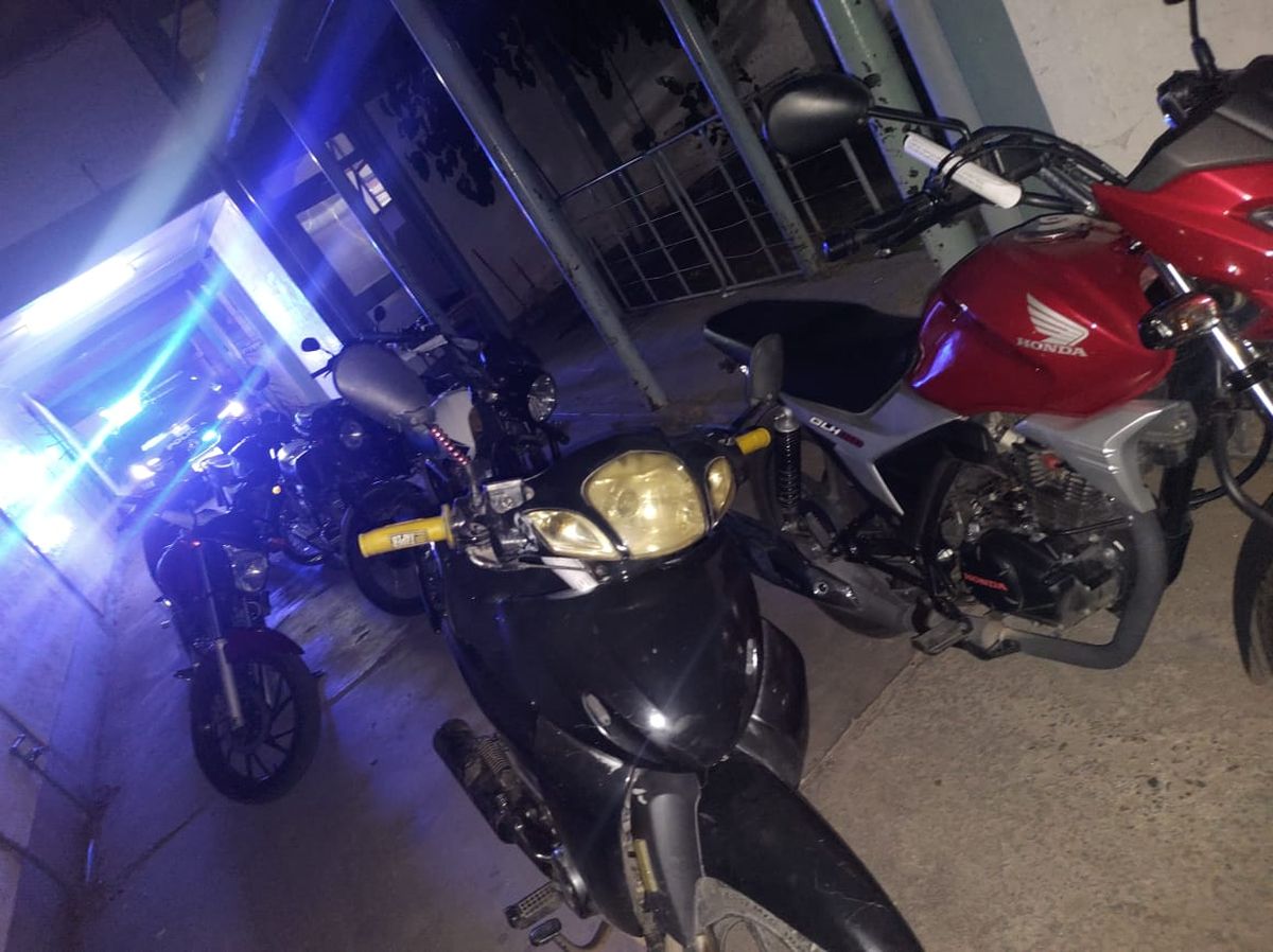 Alguna de las motos secuestradas por la Policía en una zona de picadas ilegales. Alguna de las motos secuestradas por la Policía en una zona de picadas ilegales.