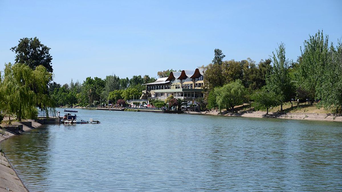 Vista de la sede central del Club Mendoza de Regatas.