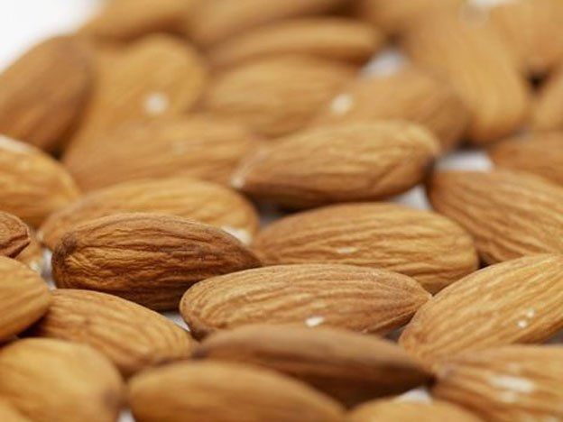 Las almendras tienen cobre, un mineral que ayuda a contrarrestar las canas.&nbsp;