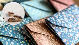 El papel de regalo puede integrarse en una ingeniosa trampa para las cucarachas. El papel de regalo puede integrarse en una ingeniosa trampa para las cucarachas.