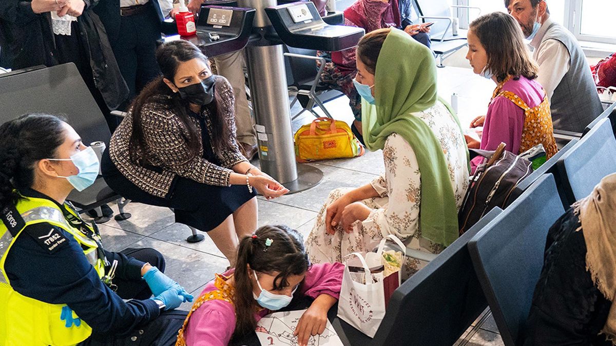 La Cruz Roja de Reino Unido denunció que los refugiados afganos llegaron descalzos y temblanco, antes de ser asistidos