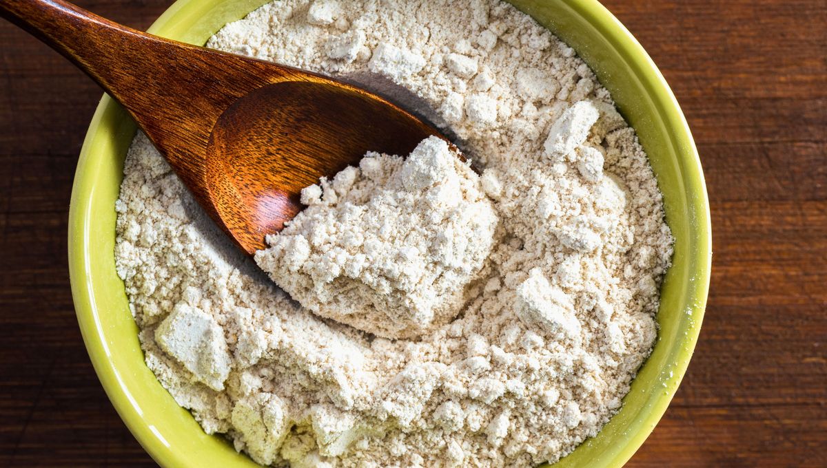 Para volver a usar el aceite, utiliza un colador cuando este frío para retirar los restos de harina. Para volver a usar el aceite, utiliza un colador cuando este frío para retirar los restos de harina. 