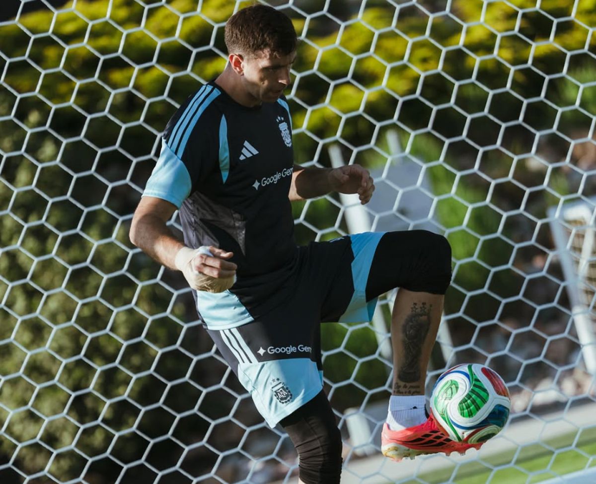 Dibu Martínez se entrena aparte y cuidando su mano. Dibu Martínez se entrena aparte y cuidando su mano.