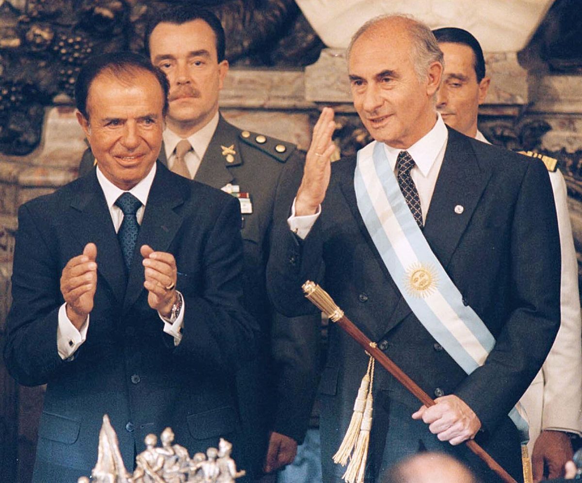 En 1999 Fernando de la Rúa sucedió a Carlos Menem. En 1999 Fernando de la Rúa sucedió a Carlos Menem.