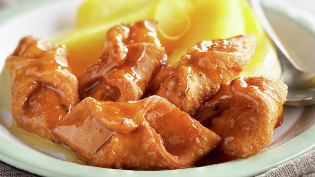 Pestiños con miel, una de las recetas dulces más deliciosas de la gastronomía española. Pestiños con miel, una de las recetas dulces más deliciosas de la gastronomía española.