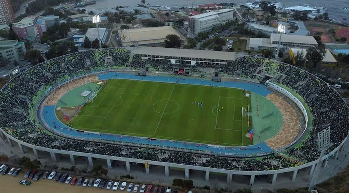 El estadio Elías Figueroa, en Valparaíso, Chile, tiene una capacidad de 25.568 espectadores. El estadio Elías Figueroa, en Valparaíso, Chile, tiene una capacidad de 25.568 espectadores.