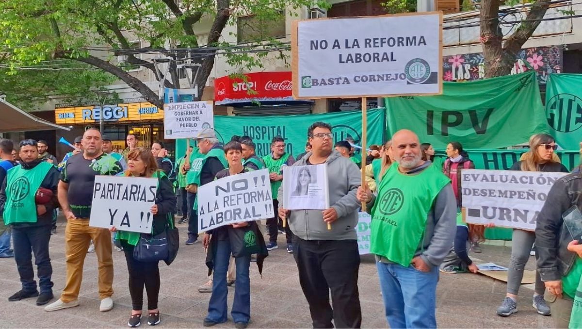 ATE protestó contra la reforma del Estatuto del Empleado Público en las afueras de la Legislatura. ATE protestó contra la reforma del Estatuto del Empleado Público en las afueras de la Legislatura.