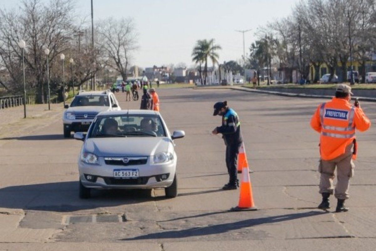 Se llevó puesto todo. Un joven de 18 no se paró en un control y atropelló al inspector de tránsito. Se llevó puesto todo. Un joven de 18 no se paró en un control y atropelló al inspector de tránsito. 