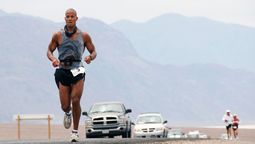 El día en que un soldado corrió con las piernas rotas y descubrió que la mente no tiene límites