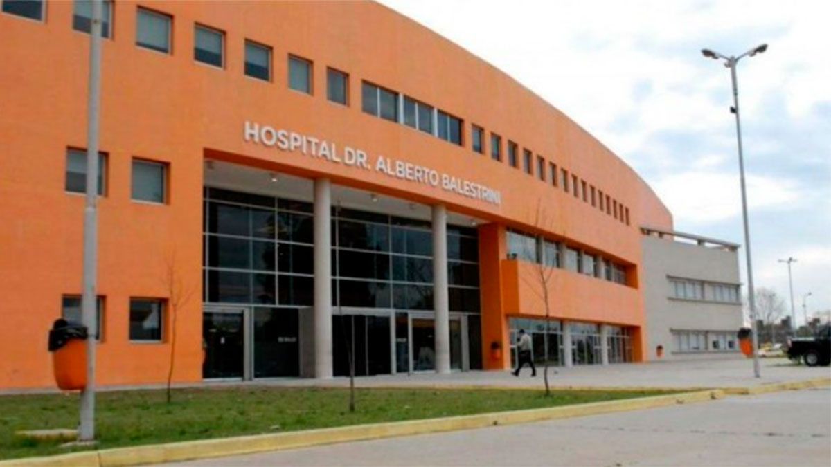 La mujer policía se encuentra en el Hospital Zonal General de Agudos Doctor Alberto Balestrini, en la localidad bonaerense de Ciudad Evita.