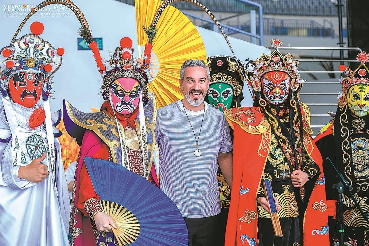 La rica cultura popular, los paisajes naturales y espectáculos de drones impresionan a los viajeros extranjeros durante su visita a Sichuan. PARA USO DE CHINA DAILY La rica cultura popular, los paisajes naturales y espectáculos de drones impresionan a los viajeros extranjeros durante su visita a Sichuan. PARA USO DE CHINA DAILY