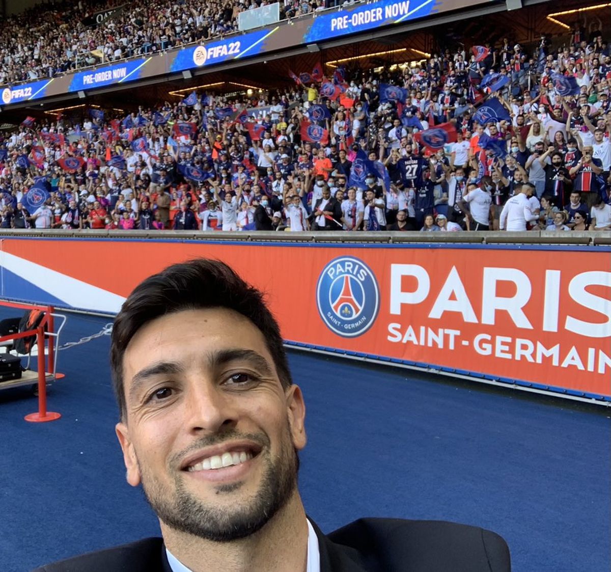 El Flaco Pastore saludó a los hinchas en el Parque de los Príncipes.