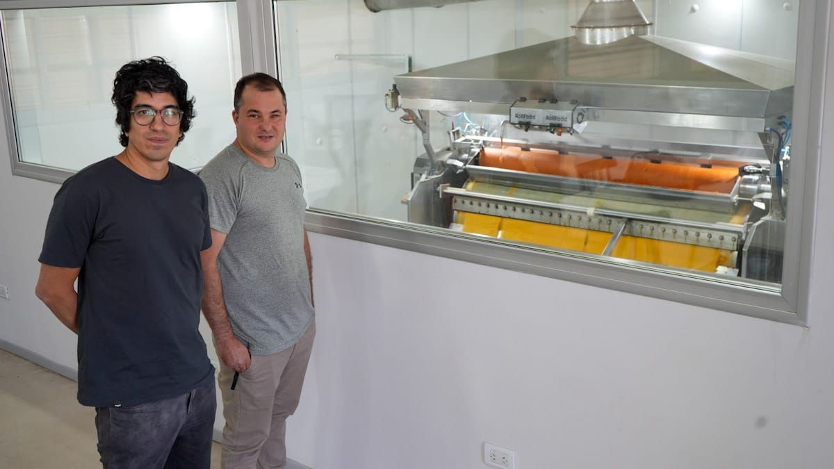 Horacio Campos es ingeniero industrial y Gonzalo Bonino, técnico de alimentos. Horacio Campos es ingeniero industrial y Gonzalo Bonino, técnico de alimentos.