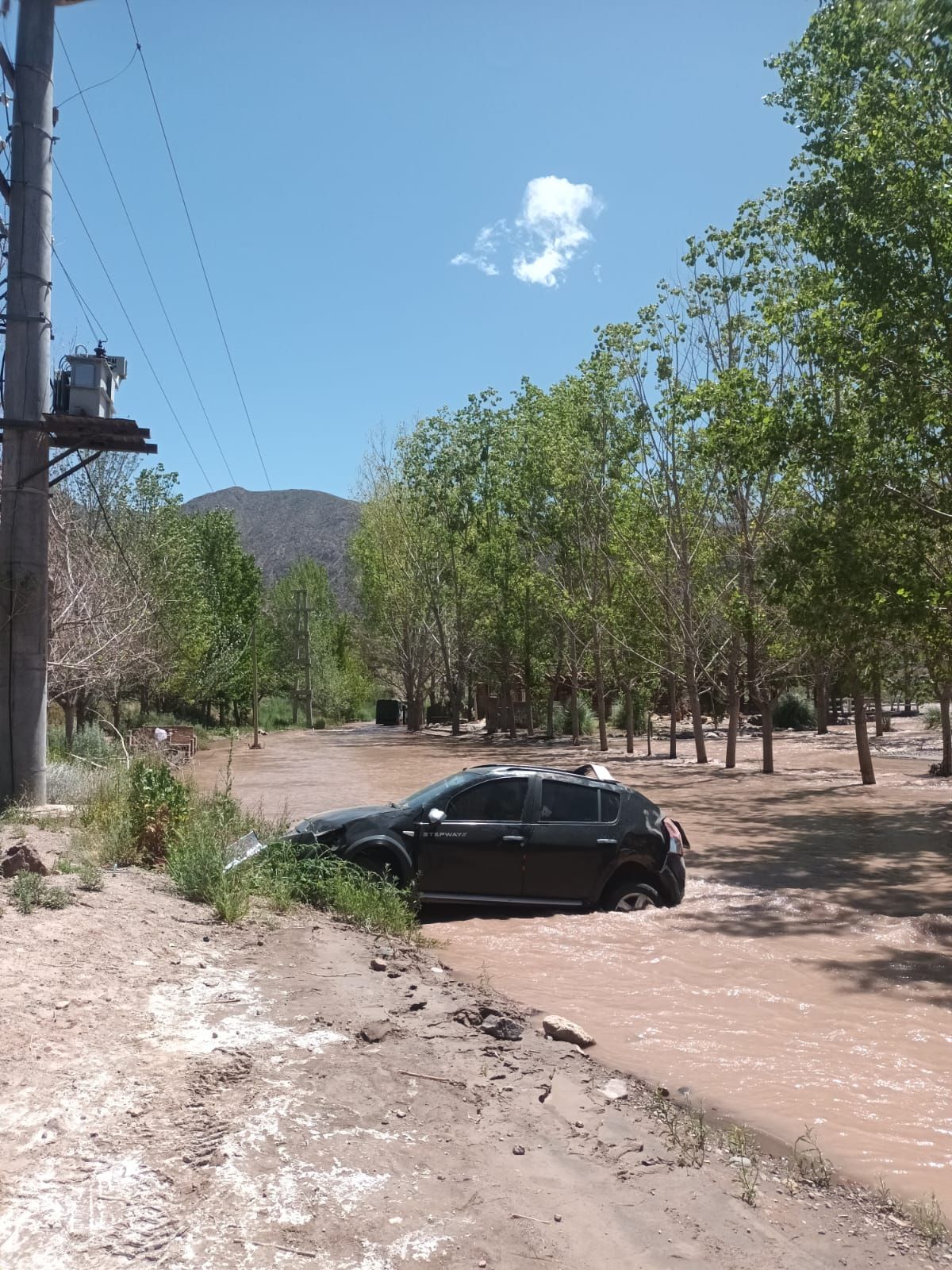 El vehículo en el que se transportaba la mujer quedó atrapado en el interior del río Mendoza. El vehículo en el que se transportaba la mujer quedó atrapado en el interior del río Mendoza.