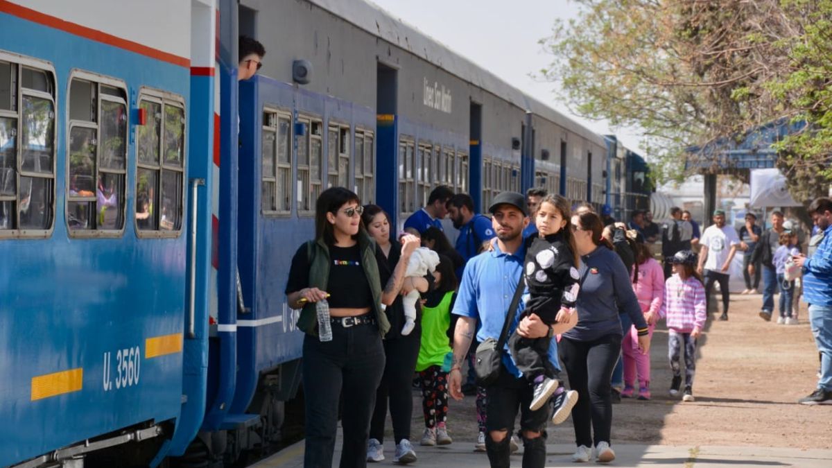 Los ferroviarios agasajaron a los niños por su día a la antigua: con fiesta y paseo en tren de pasajeros