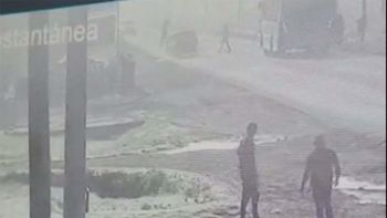 Quiso pasar a un colectivo y atropelló a una madre y a su hija