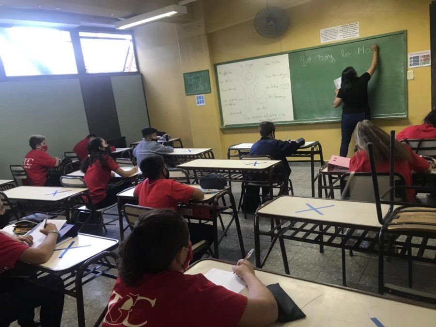 La decisión de sostener las clases presenciales en Mendoza abrió una nueva grieta entre el Gobierno y el PJ, que propone suspenderlas en el nivel secundario al menos por 15 días.