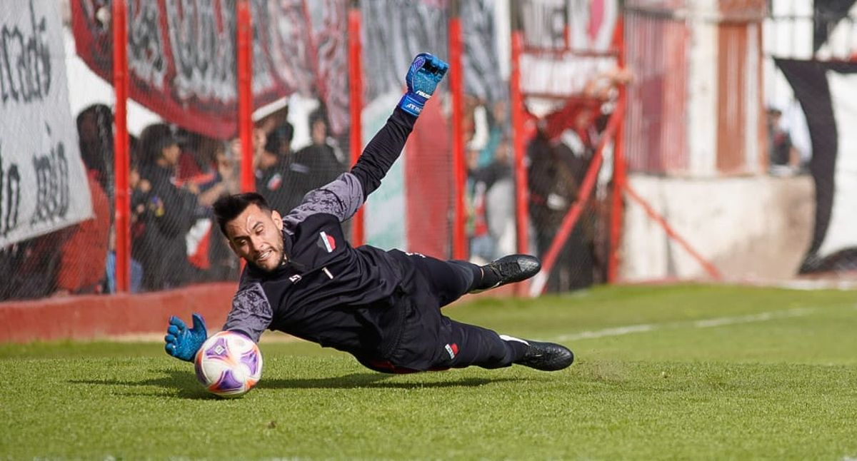 El arquero Juan Pablo Cozzani es una de las figuras del Deportivo Maipú. El arquero Juan Pablo Cozzani es una de las figuras del Deportivo Maipú.