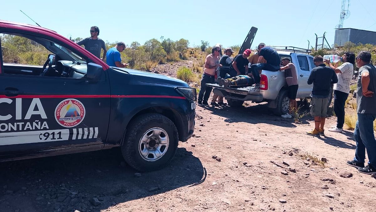 El médico de la Patrulla de Rescate le diagnosticó al parapentista politraumatismos varios y pérdida de conocimiento. El médico de la Patrulla de Rescate le diagnosticó al parapentista politraumatismos varios y pérdida de conocimiento.