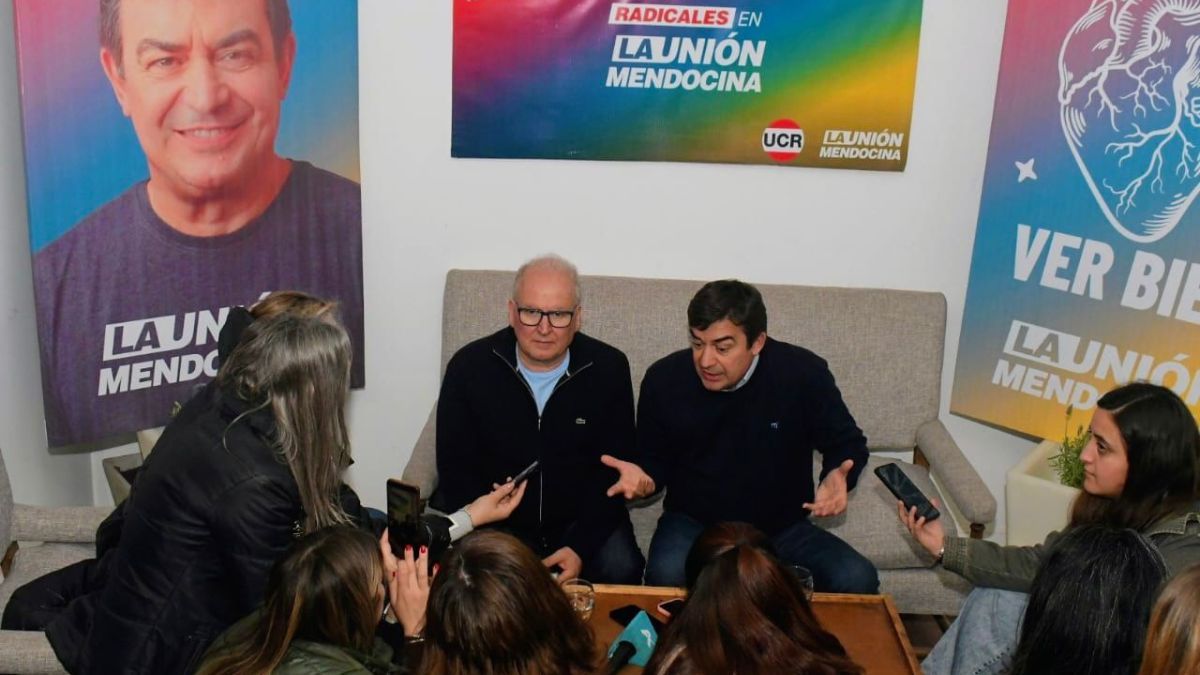 El candidato a gobernador por La Unión Mendocina, Omar De Marchi y el postulante a intendente, Jorge Tieppo, dialogaron con los medios acerca de los proyectos mineros que podrían realizarse sin derogar la Ley 7722. El candidato a gobernador por La Unión Mendocina, Omar De Marchi y el postulante a intendente, Jorge Tieppo, dialogaron con los medios acerca de los proyectos mineros que podrían realizarse sin derogar la Ley 7722.