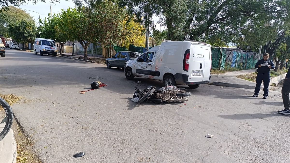 El motociclista de 39 años quedó internado en el Hospital Central.