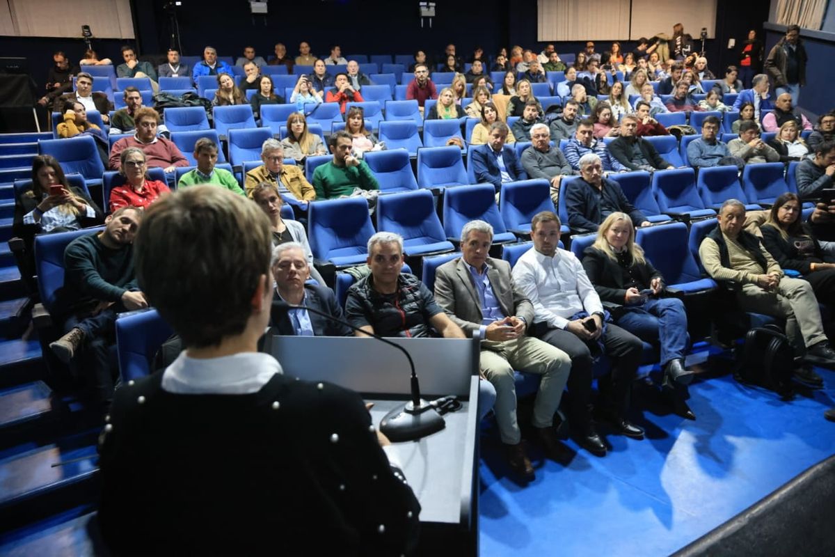 Tanto la ministra Jimena Latorre como el intendente justicialista Celso Jaque, fueron quienes le dieron la bienvenida a quienes asistieron la a audiencia pública, que entre la participación presencial y la virtual fueron más de 500 personas Tanto la ministra Jimena Latorre como el intendente justicialista Celso Jaque, fueron quienes le dieron la bienvenida a quienes asistieron la a audiencia pública, que entre la participación presencial y la virtual fueron más de 500 personas
