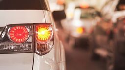 Los conductores deben encender los indicadores de giro con tiempo suficiente. Los conductores deben encender los indicadores de giro con tiempo suficiente.