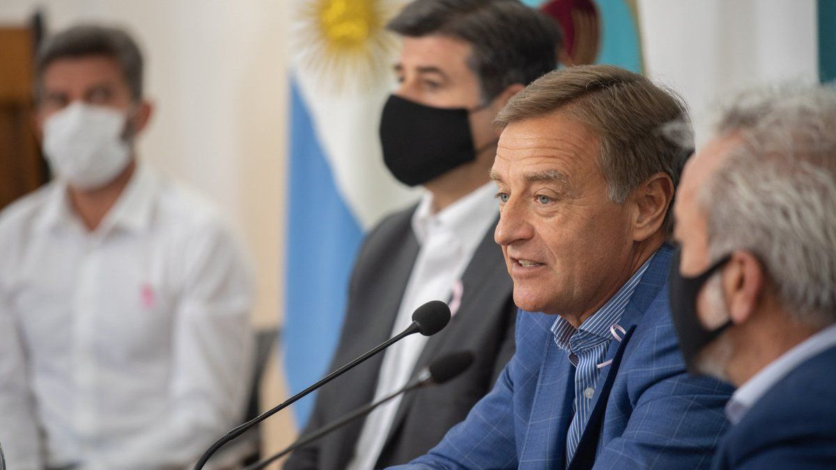 El oficialismo, toda la UCR e incluso el gobernador Rodolfo Suarez que convocó a una conferencia de prensa, salieron a criticar a la oposición por negarse a discutir la reforma constitucional.