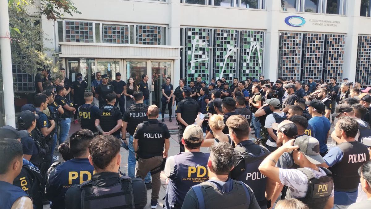 Esta madrugada la Policía realizó un megaoperativo en El Algarrobal de Las Heras. Esta madrugada la Policía realizó un megaoperativo en El Algarrobal de Las Heras.