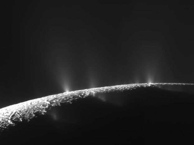 Un océano bajo superficie de luna de Saturno