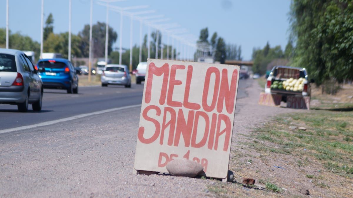 El intendente de Luján quiere terminar con la venta ambulante a la vera de las rutas, porque representa un peligro para la seguridad de las personas.