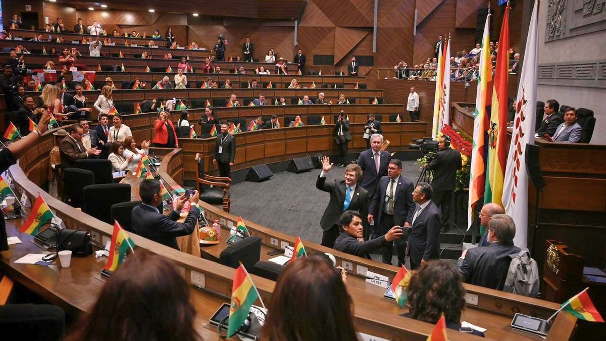 Javier Milei recibió los honores del país vecino y luego se dirigió a la Asamblea Legislativa realizada en el Parlamento. Javier Milei recibió los honores del país vecino y luego se dirigió a la Asamblea Legislativa realizada en el Parlamento.