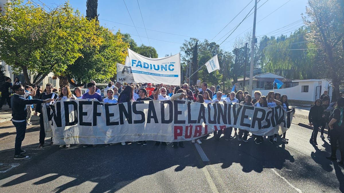 Multitudinaria es la convocatoria a la marcha federal educativa en Mendoza. 